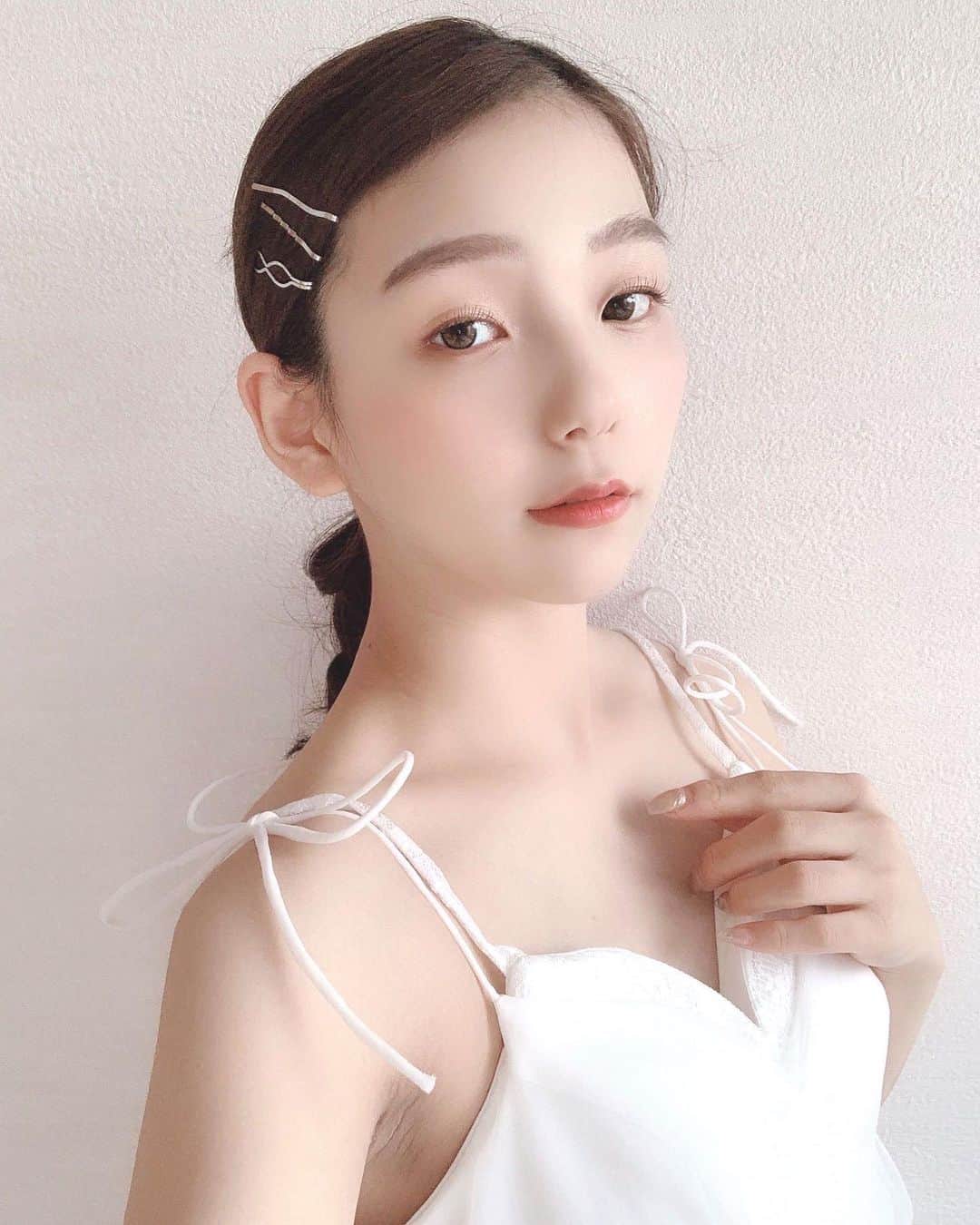 のインスタグラム：「ㅤ ㅤ  先日撮影してもらったマタニティウェディング✨✨ ㅤ ㅤ ㅤ ㅤ ドレスは @dress.chocolat さんので 後ろが編み上げになってるドレスがいくつかあるから マタニティでも着られるよ✧︎*。 ㅤ ㅤ ㅤ ㅤ ㅤ わたしが着させてもらったのは めちゃくちゃシンプルなデザインやけど ㅤ 上体全部にビジューがあしらってある キラキラドレスもあって可愛かった✨✨✨ ㅤ ㅤ ㅤ ㅤ   #wedding #weddingdress #weddingphotography  #weddingphoto #ウェディングフォト #前撮り#プレ花嫁  #ブライダルフォト #ウェディングドレス #ウェディング  #ウェディングヘア #ウェディングブーケ #ウェディングドレス試着  #ウェディングアクセサリー #ブライダルヘア #ブライダルメイク #マタニティウェディング #妊婦 #妊娠 #マタニティ  #マタニティ生活 #マタニティフォト #プレママ #サロンモデル #サロモ #関西サロモ #作品撮り #撮影 #サロン撮影 #撮影依頼募集中」