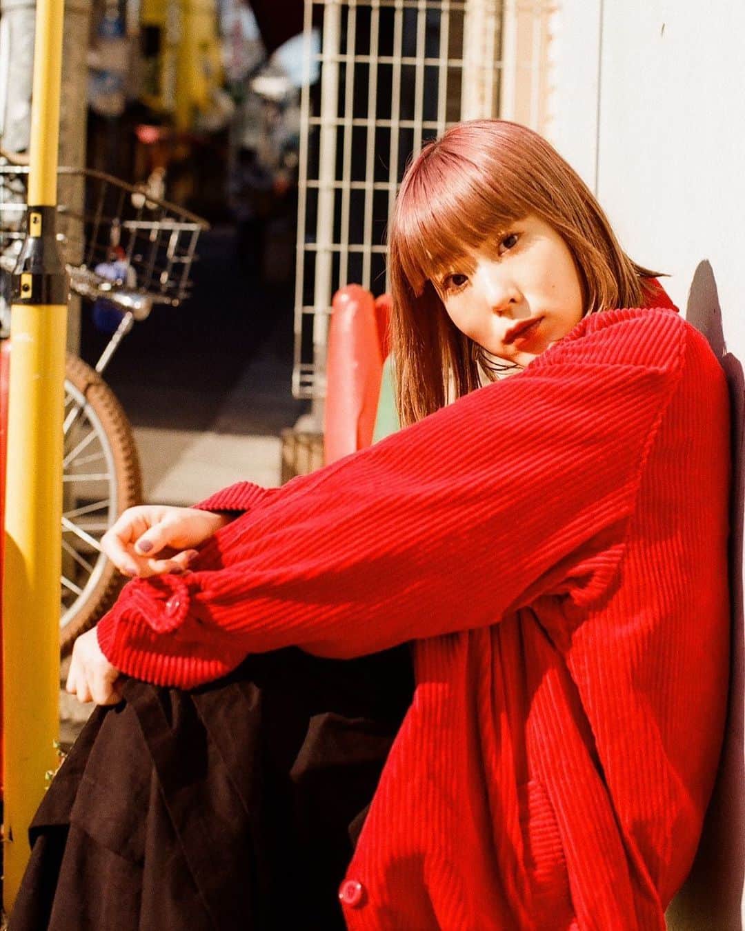 おかもとえみのインスタグラム：「追い赤写真🍎黄色と黒と赤は危険信号寄りの色なのに！この柔らかさ✨柔らか賞受賞です！  photo by(@nakamuran0901 )」