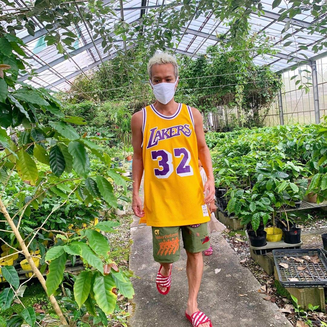 照屋 健太郎のインスタグラム：「🌿🌿🏀  @liberty____force を通して色んなことが勉強になる日々🌿 写真は夏っ🌈🌞成人の皆さん、おめでとうございます🙌🏼 早く"LIBERTY  FORCE残波"を届けたいな〜🍶  #LIBERTYFORCE #lakers #okinawa #basketball #mitchellandness #mitchell ness」