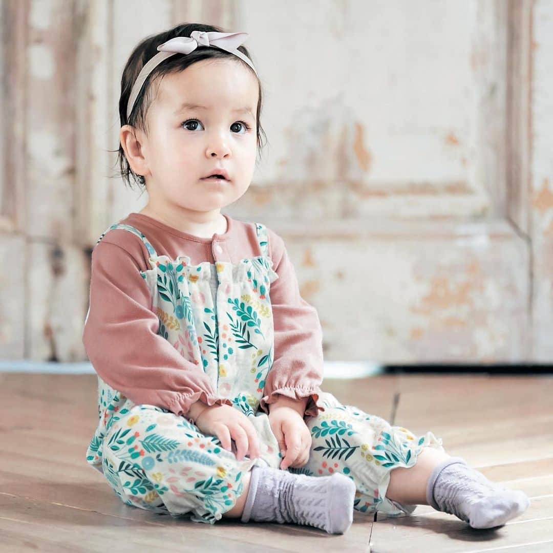 mini_labo_jp(ミニラボ) のインスタグラム：「. これ1枚で決まる mini laboのデザインがかわいいベビー服  久しぶりのベビー服です♪ 花柄のオールインワンを着ているようなデザインがベビーの可愛さをぐっと引き立てます！！ ギフトにもピッタリ♪  レイヤード風ロンパース ¥1,900 (税込)  #minilabo#ミニラボ #ベルメゾン#BELLEMAISON」