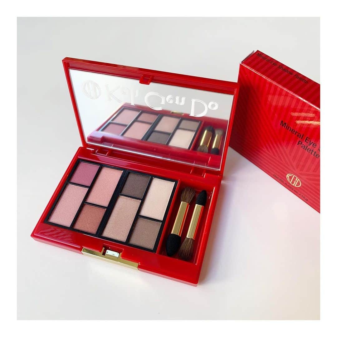 篠原菜月のインスタグラム：「大好きな @kohgendo_official から2/5に発売する春色アイシャドー パレット！﻿ マスク生活が続いている中で、目もとの印象の大切さ感じています。﻿ 江原道創業35周年を記念した限定アイシャドーパレットで、単色使いやグラデーション使いもできる8色が入っている素晴らしいパレット👏💕﻿ ﻿ 8種のスキンケア成分が入っていて、エアコンなどで乾きがちな目もとを守ってくれるアイシャドーというのも乾燥肌としてはありがたい。﻿ チークやアイブロウ、ハイライトとしてもマルチに使えるのでこちら1つポーチに入れておけば安心♡ ﻿ 江原道 マイファンスィー ミネラル アイシャドーパレット 03﻿ (2021年2月5日発売)﻿ ﻿ ﻿ #江原道﻿#KohGenDo#マイファンスィーミネラルアイシャドーパレット#アイシャドーパレット#アイシャドウ#新作#春色コスメ#コスメ#スキンケア#美肌#大人の美容#保湿力#乾燥肌#skincare#cosmetics#beauty」