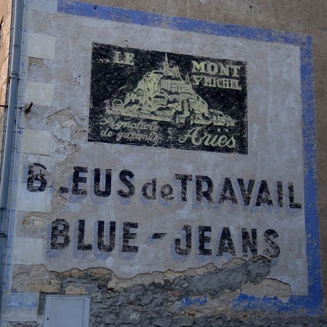 のインスタグラム：「Le Mont Saint-Michel : du street art avant l’heure ! Et oui : au XXeme siècle Le Mont Saint Michel utilisait déjà les murs comme espace d’expression avec leurs publicités géantes peintes sur les murs. Mais attention, pas n’importe quel murs : les maisons étaient soigneusement sélectionnées afin d’attirer le regard des automobilistes. Précurseur, on vous l’avez bien dit ! _____  Mont Saint-Michel: street art before its time! And yes: in the 19th century Le Mont Saint Michel already used walls as a space of expression with their giant advertisements painted on the walls. But beware, not just any walls: the houses were carefully selected to catch the eye of motorists. Precursor, we told you so!」