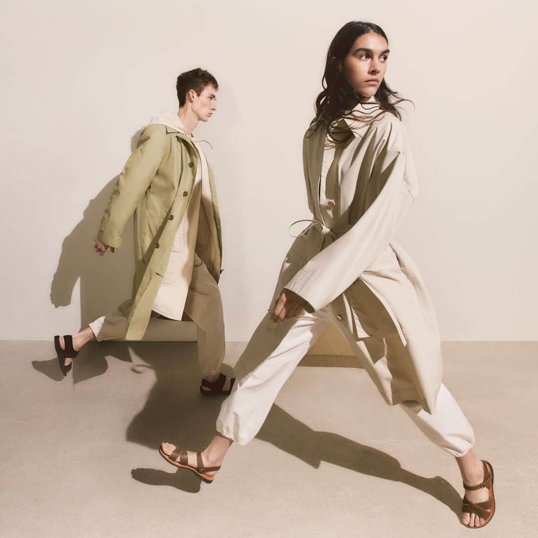 UNIQLO UKのインスタグラム：「#UniqloU Spring/Summer 2021 Collection launches globally on January 28th with men’s and women’s lineups, and the kid’s line debut in the following month!  Future LifeWear essentials, designed with the highest precision and in pursuit of a simplified, modern wardrobe.  Artistic Director Christophe Lemaire and his team in Paris reimagine everyday clothing using innovative materials and contemporary silhouettes」