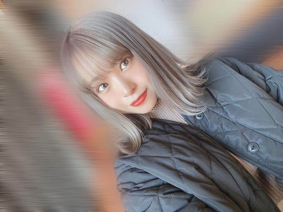 SAYAKA（BsGirls）のインスタグラム：「﻿ ﻿ ﻿ こんばんは🥰🌈✨﻿ ﻿ ﻿ ﻿ 今日は姉に誘われて有名な神社へ 行ってきました⛩🦐﻿ ﻿ ﻿ おみくじ引いてきました（笑）﻿ 今年2回目😂﻿ なんとー！大吉でた🌹◎﻿ 末吉と大吉。（笑）書いてあることも全然違うからどっちを信じたらいいのか分からんけど﻿ 大吉を信じようかな😊💭﻿ ﻿ ﻿ ﻿ ご利益がありますように ｡ﾟ(ﾟ´ω`ﾟ)ﾟ｡﻿ ﻿ ﻿ ﻿ ﻿ ﻿ 今日は楽しみにしてたテレビが夜中にあるので﻿ それがもう楽しみで楽しみで仕方ない😍⚔️🐎﻿ ﻿ ﻿ ﻿ 紫に染めたのにもう色落ちてしまったぁぁ﻿ でもいい色に落ちてきたしいいや😙💜﻿ ﻿ ﻿  ﻿ #オリックス #BsGirls #Bs2020#baseball #プロ野球 #超革新的 #ORIX #buffaloes #京セラドーム大阪 #sayaka_354 #sayaka #vocal #performance #avex #参拝#おみくじ#大吉﻿ #神社﻿ ﻿ ﻿ ﻿」