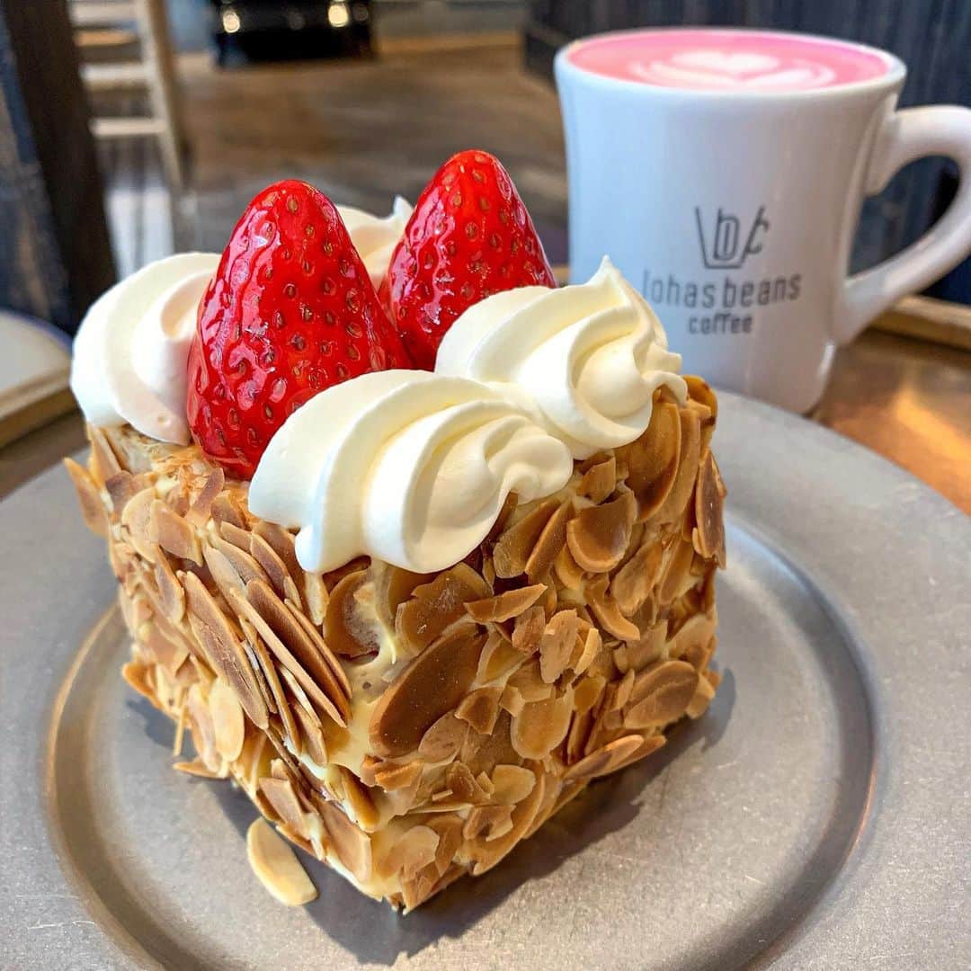 のインスタグラム：「﻿ ﻿ ◆ナポレオンパイ　1,800円(税別)﻿ ﻿ ﻿ 南青山にあるスペシャルティコーヒーを提供する﻿ オールデイカフェ lohasbeans coffeeで﻿ 1日4個限定の限定のナポレオンパイをいただきました。﻿ ﻿ ミルフィーユ生地で濃厚なカスタードクリームと﻿ フレッシュいちごをたっぷりサンド。﻿ アーモンドスライスでざくざく食感がアップ😳💖﻿ これはおいしい〜！﻿ ﻿ メニューにも記載がある通り、2人でシェアするのに﻿ ちょうどいい大きめサイズ。﻿ こちらのナポレオンパイ、とても人気なのにも関わらず﻿ 1日4個しか作られないので早起き推奨！﻿ わたしは平日の10:30頃行って、最後のひとつでした🍓﻿ ﻿ ﻿ 提供期間: 通年﻿ 訪問店舗: lohasbeans coffee (東京メトロ各線 表参道駅 B1出口より徒歩3分)﻿ ﻿ ﻿ ※ 緊急事態宣言の発令にともない、しばらくは撮りためた﻿ 写真＆テイクアウトを中心に投稿していきます﻿ ﻿ ﻿ ‎⋆ ･‎⋆ ･‎⋆ ･‎⋆」