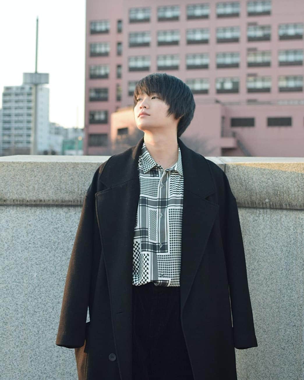 外山将平のインスタグラム：「こんばんわ 手袋無しで外出ると 速攻で手がキンキンになります…。。😖  ※緊急事態宣言前の写真です。  photo by:key #photooftheday#camera#portrait#model#外山将平#役者#俳優#今日の外山#ootd#Nikon#美肌#一重 #写真#撮影#カメラ#ポートレート#ファインダー越しの私の世界#カメラ好きな人と繋がりたい#筋トレ#作品撮り#黒髪#メガネ男子#ブラックコーデ#冬#winter#fashion#instagood#被写体モデル」
