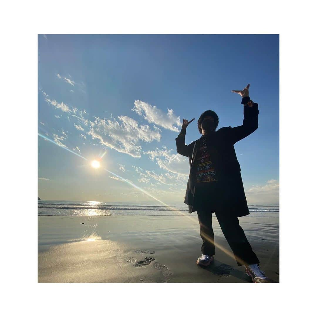 BmF【公式】のインスタグラム：「去年行った海の写真🌊🌞 空も海も綺麗で心が癒されました🥰 ・ 今年はたくさんの場所へ出かけられる日がくることを願っています🌈 おうち時間たのしみましょー！🎥📕✨ ★ ★ ★ #イザリオン 🇯🇵×🇬🇳 🧑🏾‍🦱 #BmF #ビーマイナーエフ #メンズコーデ #18歳 #ハーフ  #photooftheday #海  #おうちじかんを楽しもう  #style #trend #code #ootd #tflers   #instagood #ig_japan」