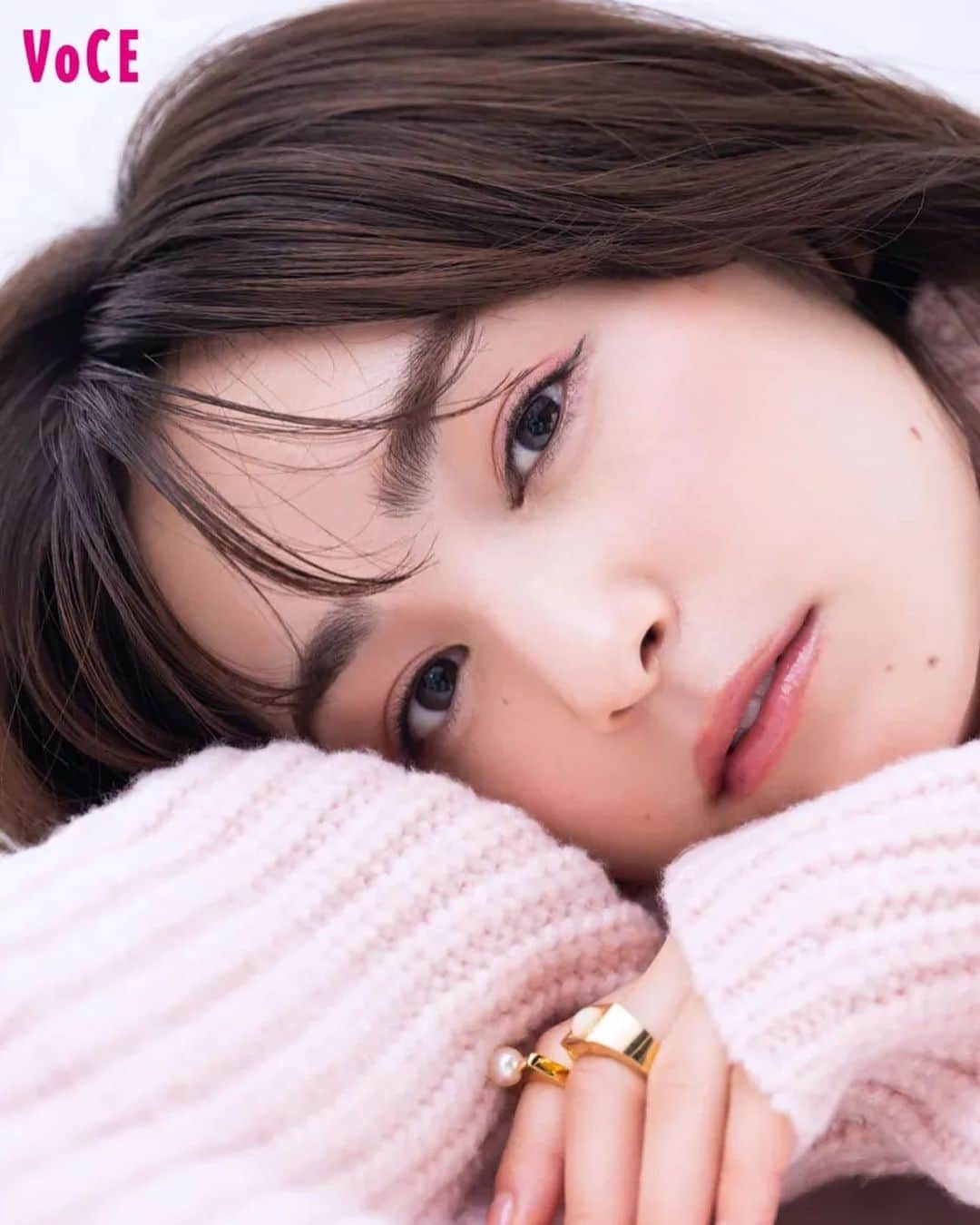 松原菜摘のインスタグラム：「2021年開運メイク　 星座ごとに載ってます-🐟🦁 私は獅子座なので大人ピンクメイクがいいと聞いて 気づいたらピンクメイクばかりしてます♡ @vocemagazine のwebサイトでチェックできるので ぜひチェックしてください~🌟 みなさんは何座ですか⁇♡」