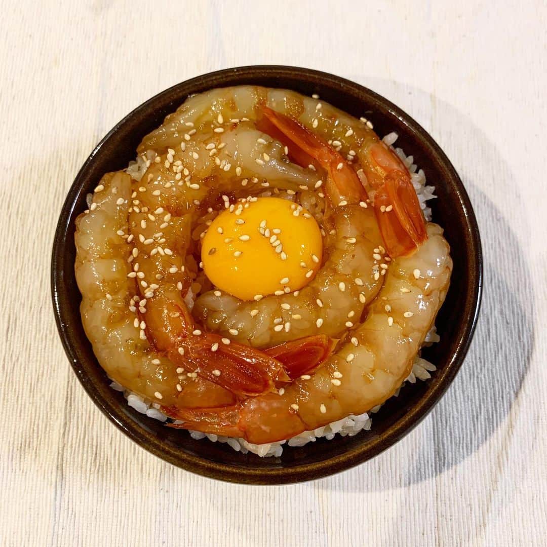 シュネルのインスタグラム：「『漬け海老丼』  ■材料 刺身用海老5尾 たまご一個  ①タレ しょうゆ大さじ2 酒大さじ1 みりん大さじ2 白だし小さじ1/2 昆布茶少々  1.①を合わせたら鍋に入れて火をかけてアルコールを飛ばしたら冷やしておく  2.エビを尻尾以外の殻をむいて冷やした①に漬け込んで40分ほど冷蔵庫に置いておく  3.えびに味が入ったらご飯に盛り付けて最後に玉子の黄身をのせたら完成  #food #料理 #レシピ #おうちごはん #エビ #シュネルキッチン」