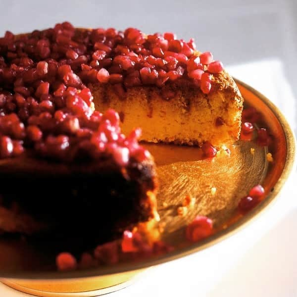 ナイジェラ・ローソンさんのインスタグラム写真 - (ナイジェラ・ローソンInstagram)「#RecipeOfTheDay is my Pomegranate Jewel Cake. It’s beautiful, celebratory, and #glutenfree! Though in current circs, I’d advise reducing ingredients by 25%/ a quarter and baking it in a 20cm tin. .  And to get the recipe, either go to nigella.com or click on link in bio. What I mean by this, is that you tap on my name, which will take you to a page that has a link on it that says www.nigella.com/instagram. When you click on this link, it will take you to a page of photographs: click on the photograph you have want the recipe of and you will be taken to it!  . Photograph by James Merrell  #Feast」1月10日 19時01分 - nigellalawson