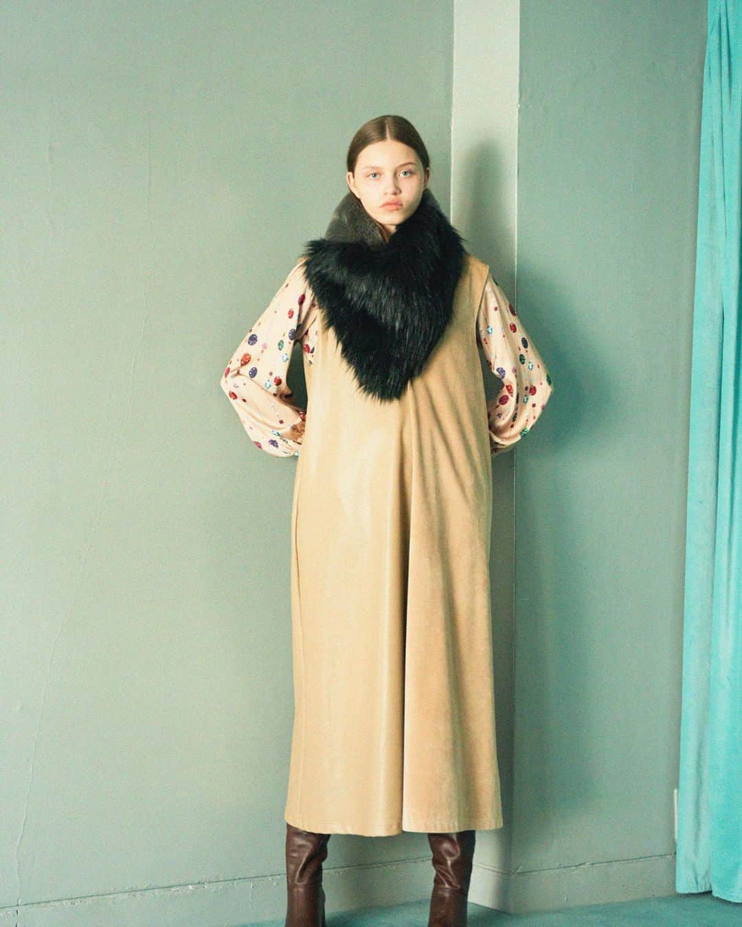 カロリナグレイサーバイシェリールのインスタグラム：「* * 20AW COLLECTION 合皮＆ベロア ロングワンピース * * #carolinaglaser #beams #カロリナグレイサー #ビームス #大人可愛い #ブラウス #ブラウスコーデ #合皮 #ベロア #ロングワンピース #ロングブーツ #kmb」