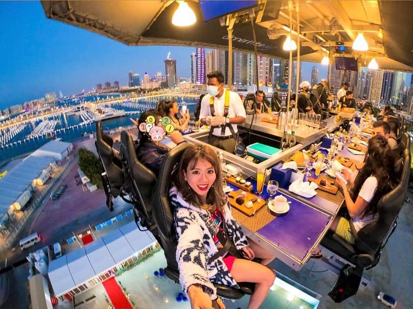 myumyuさんのインスタグラム写真 - (myumyuInstagram)「これやばない？笑  ちなみに私はちょっと高所恐怖症だけど、 好奇心が勝っちゃうタイプ😂笑  #dinnerinthesky ランチとかディナーとか色んな時間があるんだけど、 私はアフタヌーンティーにしたよ☕️🫖 写真撮りまくって食べてるどころじゃないし、 明るい時間もサンセットも夜景も 全部見れちゃうこの時間が一番お得で 私的にオススメ☀️🌅🌃💕  #Dubai#dxb#uae#dubaitravel#dubaitrip#travellover#travelgirl#beachside#lunch#dinner#afternoontea#inthesky#niceview#nicedinner#funtimes#sunset#sunsetlover#ドバイ#ドバイ旅行#ドバイ観光#海外旅行#旅好き#旅行好き女子#絶叫#ランチ#ディナー#アフタヌーンティー#夕陽#サンセット」1月10日 19時02分 - myumyu_travel_bikini