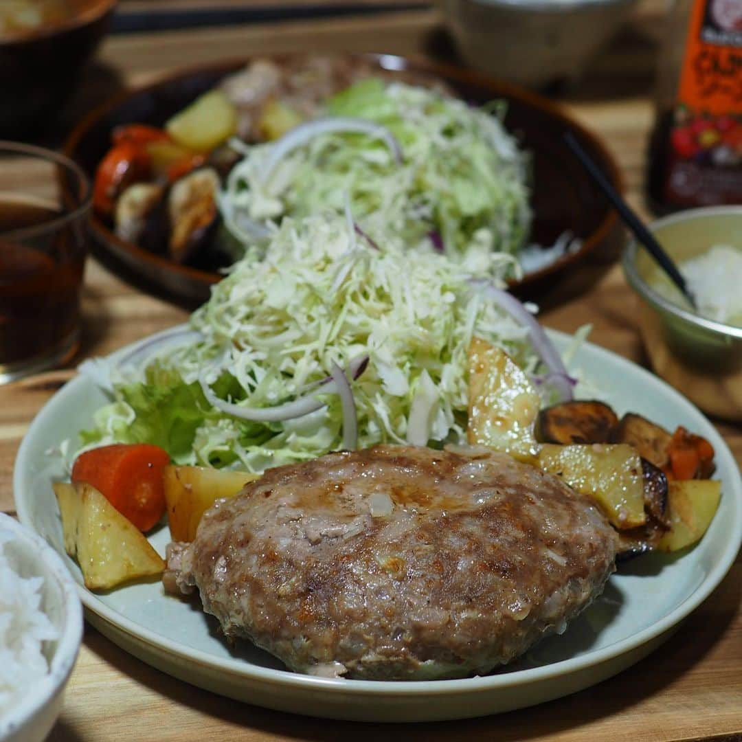Rocoのインスタグラム：「01.10 ジューシーハンバーグ　野菜たっぷりで。  #rocoごはん#パナソニックビストロ#ハンバーグ#晩ごはん」