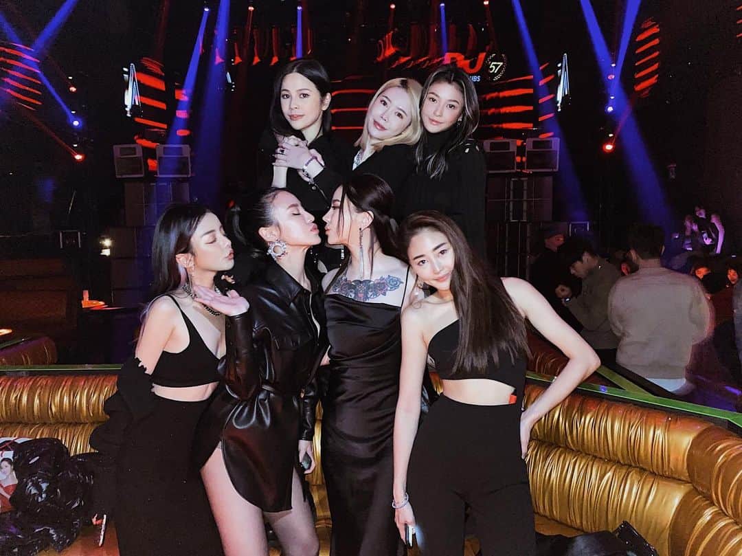Abby Chenのインスタグラム：「生日照片太多之真的發不完🤗🤍 謝謝每一位給予我美好的回憶也謝謝所有人給我的祝福 私訊真的太多回不完請見諒🥰 #birthdaygirl #happy30」