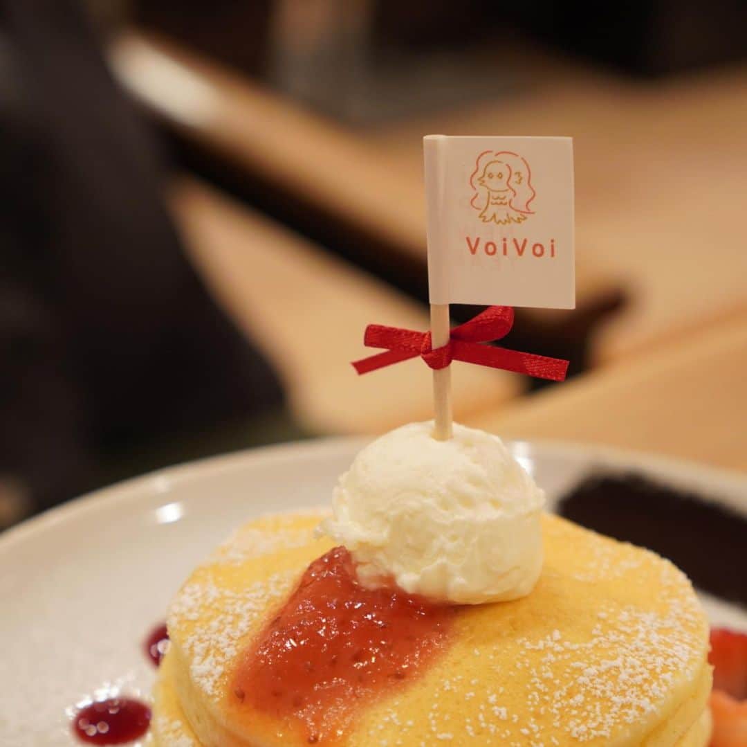 ぱんもんさんのインスタグラム写真 - (ぱんもんInstagram)「⠀ ＼ 三軒茶屋のパンケーキ ꪔ̤̮♥ ／﻿ ﻿ #VoiVoi の﻿ ◇あまおうとモーモー生クリームのパンケーキ 1,430円﻿ ※期間限定﻿ ﻿ をいただきました🐄﻿ ﻿ 大好きなVoiVoiさんから﻿ 可愛すぎるパンケーキが登場♡﻿ 今年の干支、新年らしいパンケーキです✨﻿ ﻿ VoiVoiさんは、プレーン生地だけで大好きなんだけど、﻿ 純正生クリームもいちごジャムも﻿ クリームチーズもメープルもついてきちゃって大変🙈﻿ ﻿ 結果、生クリームは単体で食べたよ👧笑﻿ あまおうも美味しかった🍓﻿ ﻿ 可愛くて美味しすぎるパンケーキは﻿ 1ヶ月ほど提供予定です🐄﻿ ﻿ #voivoi #パンケーキ #三軒茶屋 #三茶グルメ」1月10日 19時04分 - panmon15