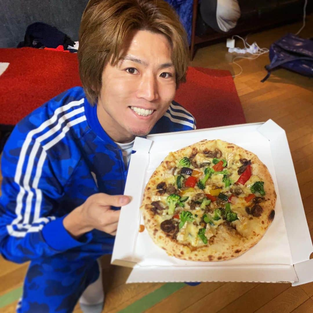 クーニンズのインスタグラム：「・ 今年3回目のナポリの窯さん🍕 今回は期間限定のピザを注文📲  🐂牛カルビカマンベール牛🐂  結果、 トマト多めマルゲリータ には勝てんかったけど、 ウーバーイーツよりも 早く来るしアツアツのまま 開けてさっと食べれるから 満足です❗️  今年からクーニンズの スポンサーをしてくれるナポリさん。  自分もピザをたくさん注文して ナポリさんに貢献したいと思います🔥  皆さんもナポリの窯、始めてみて🙏 マルゲリータがおすすすめ❣️  知り合いの女子にもゴリ押ししたら 「ピザこんなに食べれたの初めて🙋‍♀️」  と、そのヘルシーで食べやすい味に ハマってましたよ🌟  知り合いの女子が誰なのか・・ それはとりあえず置いときましょ🤫  #ナポリの窯 #クーニンズの窯 #クーニンズスポンサー  #軟式野球を応援してくれるピザ」