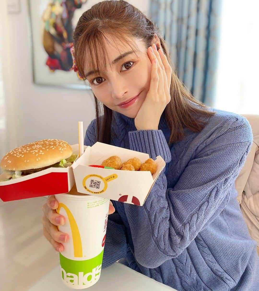 得あゆさんのインスタグラム写真 - (得あゆInstagram)「小さい時からビックマック🍔派です お腹ペッコペコで食べるの大好き。 映画鑑賞セット。🍟 やる必要あるのかは謎だけど、 映画館いる気分でやってみて🤗笑 ・ メイク中途半端。 マスカラめんどくてしてない。笑 ・ ・ ・ ・ ・ ・ ・ ・ ・ ・ #ハンバーガー#マック#マクドナルド#ジャンクフード#ビッグマック#mcdonalds#美味しい#グルメ#テイクアウト#おやつ#ランチ#お昼ごはん#大人カジュアル#大人可愛い#お団子#ヘアアレンジ#ヘアスタイル#カジュアル#ナチュラルメイク#インスタ映え#カメラ女子#おうちごはん#おうち時間#おうちカフェ#ジャンクフード#映画鑑賞#movielover#junkfood#hamburger#bigmac#ポテト」1月10日 19時10分 - tokuayu819