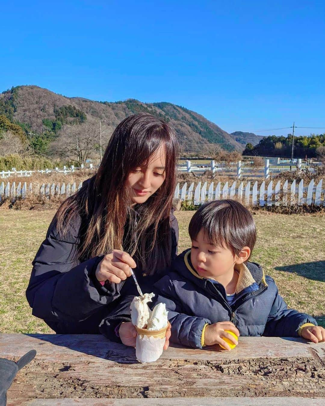 奥山絵里奈さんのインスタグラム写真 - (奥山絵里奈Instagram)「#アスレチック　大好きな息子3歳！ 身体能力が上がってやっとアスレチックが色々出来るようになったので色々回っているのですが、以前行った#あいかわ公園 へ！  しかーし！ アスレチックの難易度が高く 付き添いながらじゃ無いと墜落して危ない感じだったので 親もヘトヘトに笑 一応出来るけど なんか怖すぎ笑  その後はじゅりに教えて貰った隣接している#服部牧場 で美味しいジェラートを食べて休憩♫  その後近所の有名な#オギノパン で揚げパンを食べたのですが、 激うまでした！ 行列なのが納得！  あいかわ公園に行く前に #宮ヶ瀬ダム にも寄って お昼ご飯を食べたりもしたのですが 鯖のお店がとっても美味しかった〜 飲食店が沢山並んでいて楽しい街並みでした♫  今回のスケジュール 宮ヶ瀬ダム ↓ あいかわ公園 ↓ 服部牧場 ↓ オギノパン  食べ過ぎ笑 色々周れて楽しい地域でした！  夏はあいかわ公園はプールもあるので また行きたいな♫  #アスレチック公園 #アスレチックパーク #3歳1ヶ月 #子供とお出かけ #子連れスポット #神奈川観光 #神奈川グルメ #神奈川カフェ #ドライブデート #miyagasedam #公園遊び #牧場アイス」1月10日 19時12分 - erinaokuyama