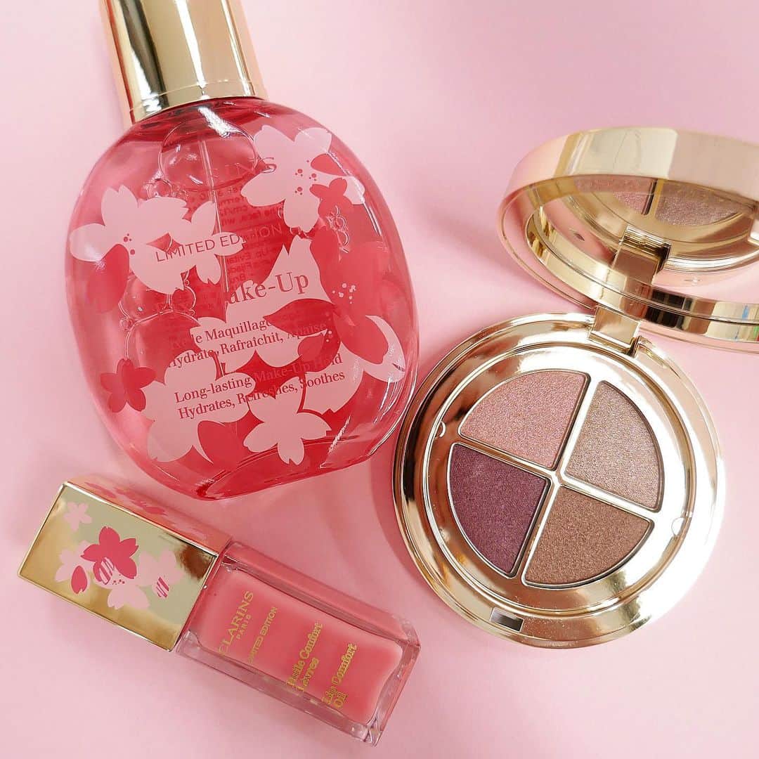 美的 Biteki's official Instagram! さんのインスタグラム写真 - (美的 Biteki's official Instagram! Instagram)「クラランスから“桜”にインスピレーションを得たスプリングメイクコレクションが登場！ 初恋に頬が染まる繊細で淡いイメージと可憐な桜を表現した限定アイテムが揃っています。 🌸🌸🌸 ◆画像2枚目 「コンフォート リップオイル 14サクラ（￥3,200税抜・限定）」 クラランスの大人気リップオイルの限定色。春らしさたっぷりのクリーミーペールピンクが好感度の高い愛され印象に仕上げます。 植物由来の美容成分を配合し、トリートメントしながら、ふっくら感＆ツヤ感をプラスしてくれるのも嬉しいポイント。 🌸🌸🌸 ◆画像1枚目左上 「フィックス メイクアップ サクラ（￥4,000税抜・限定）」 メイクの最後にシュッとひと吹きすることで、微細なマイクロミストのシャワーがメイクを密着させ、崩れを防ぐ「フィックス メイクアップ」も春仕様に♪ パッケージはもちろん、桜を思わせる魅力的な香りが楽しめます。 🌸🌸🌸 ◆画像3枚目 「オンブル4　02 ローズウッド（￥5,200税抜・限定）」 目元用下地を使用したようにヨレにくく、美しい発色が続くアイシャドウパレット。限定のローズピンク系カラーは、肌にとけこむようになじみ、華やかな仕上がりを叶えます。 シーン問わず使いやすいカラーは要チェック！ 🌸🌸🌸 ぜひクラランスの新作コスメでひと足早い春を体感して♡ ＊2021年2月12日より発売 #クラランス#clarins#コスメ#メイク#メイクアップ#春メイク#春#桜#cherryblossom#リップオイル#リップ#メイクミスト#アイシャドウ#アイシャドウパレット#スウォッチ#ピンク#pink#パケ買い」1月10日 19時16分 - bitekicom