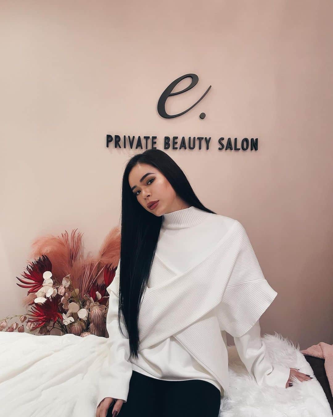 藤川ありすのインスタグラム：「__ 新年は @private.beauty_salon  へお肌メンテナンス。 ヒト幹細胞とビタミンを注入してもらいました、空気の針だから全くの無痛。色んなエステ行ったけど、やっぱりここが結果にすぐ出て1番お肌プルプルになる。 私の大好きなエステサロンです。 そしてキムとカニエが離婚するのショック…。笑」