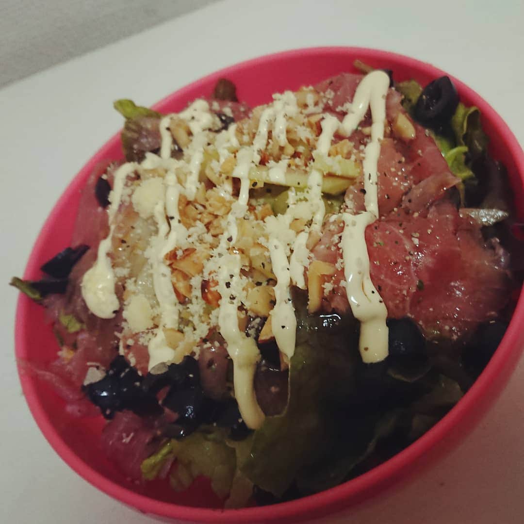 工藤亜耶のインスタグラム：「買ってきた生ハムで、セロリとナッツとオリーブサラダ作ったが。。。イマイチ美味しそうに撮れない(._.)  ﾄﾞﾚｯｼﾝｸﾞは、毎度ｵﾘｰﾌﾞｵｲﾙ、ﾊﾞﾙｻﾐｺ酢、ﾚﾓﾝ汁、塩胡椒、蜂蜜、ポン酢で作ってます。  #手作りドレッシング」