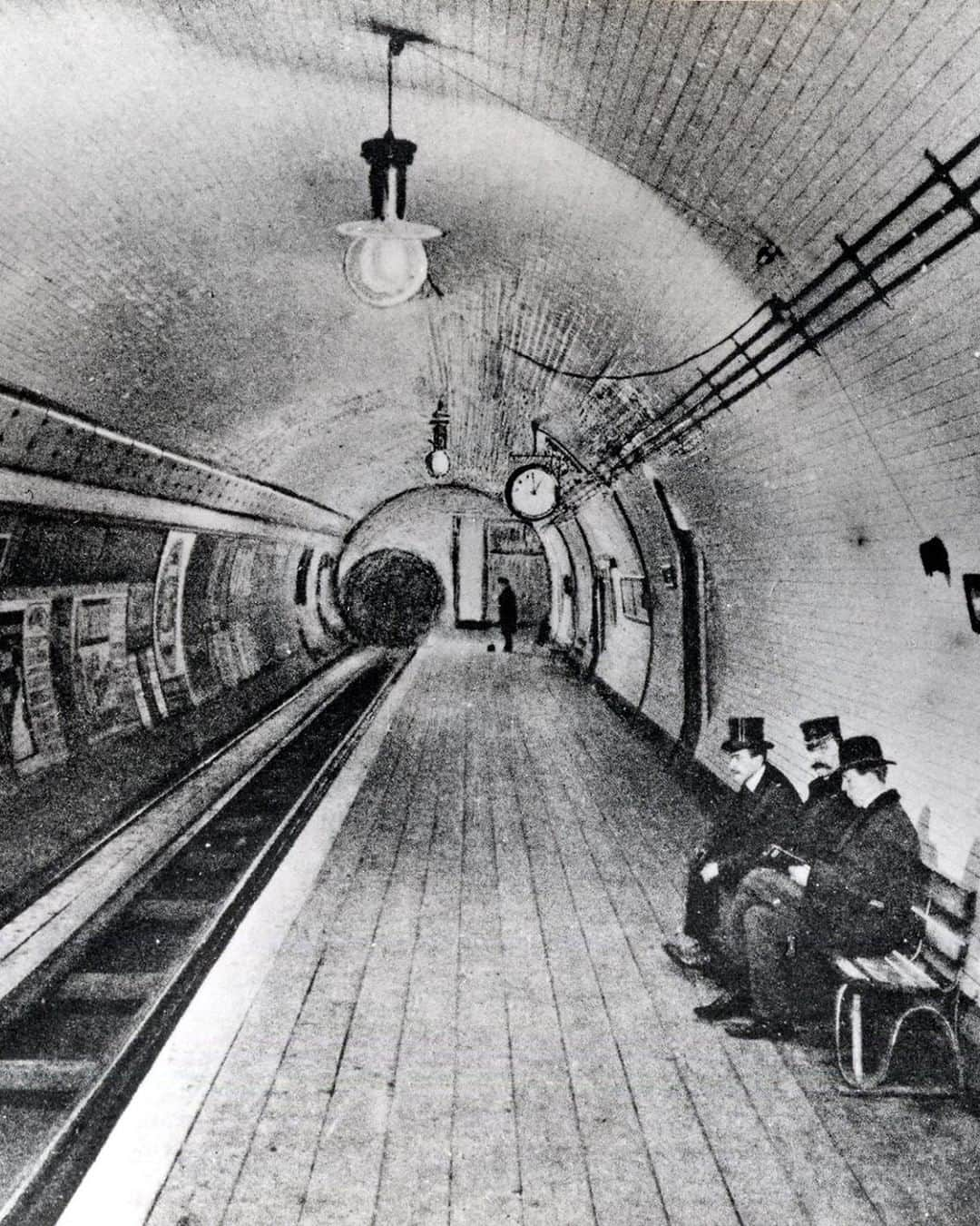 大英博物館さんのインスタグラム写真 - (大英博物館Instagram)「#DidYouKnow the Museum once had its own London Underground station? 🚂  This picture (courtesy of @ltmuseum) shows the platform of the ‘British Museum Station’ which was in use until 1933 when Holborn station opened around 100 metres away.  It would have been on what is now the Central line.  The London Underground first opened to the public #OnThisDay in 1863.   Find other little-known facts about the Museum via the link in our bio.   #BritishMuseum #LondonUnderground #Tube」1月10日 19時30分 - britishmuseum