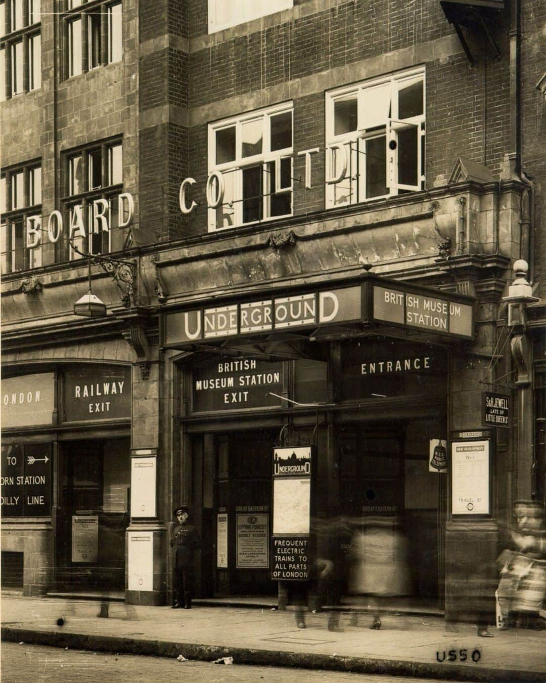 大英博物館さんのインスタグラム写真 - (大英博物館Instagram)「#DidYouKnow the Museum once had its own London Underground station? 🚂  This picture (courtesy of @ltmuseum) shows the platform of the ‘British Museum Station’ which was in use until 1933 when Holborn station opened around 100 metres away.  It would have been on what is now the Central line.  The London Underground first opened to the public #OnThisDay in 1863.   Find other little-known facts about the Museum via the link in our bio.   #BritishMuseum #LondonUnderground #Tube」1月10日 19時30分 - britishmuseum