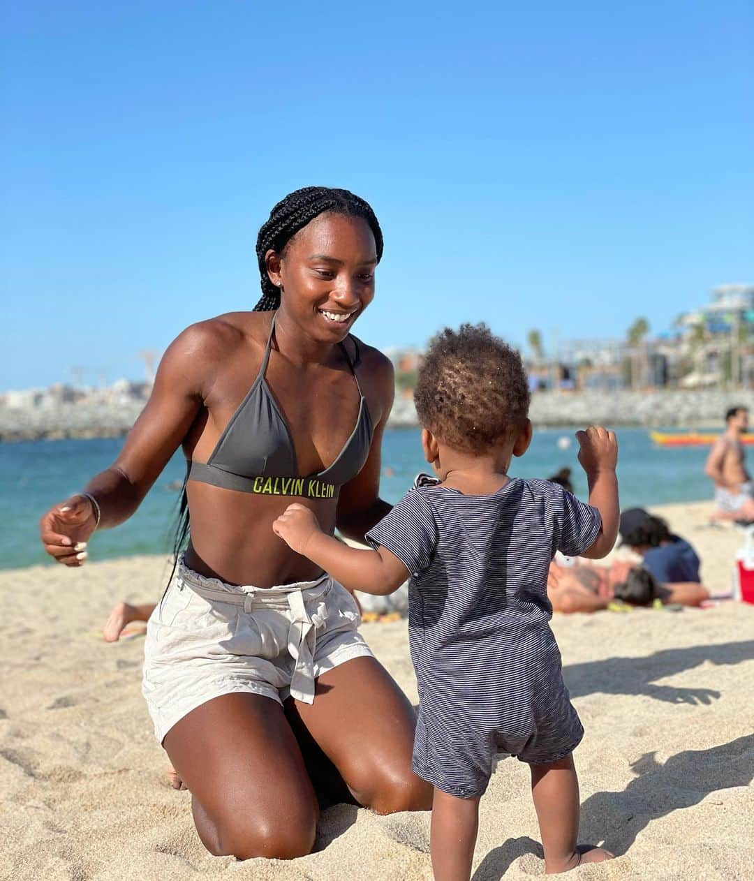 ビアンカ・ウィリアムズさんのインスタグラム写真 - (ビアンカ・ウィリアムズInstagram)「Beach days with my favourite boy 🏝 🏝   #mumlife #beachday #9monthsold #dubai #dubailife #motherandson #adventuretime #thismomcan」1月10日 19時30分 - biancaawills