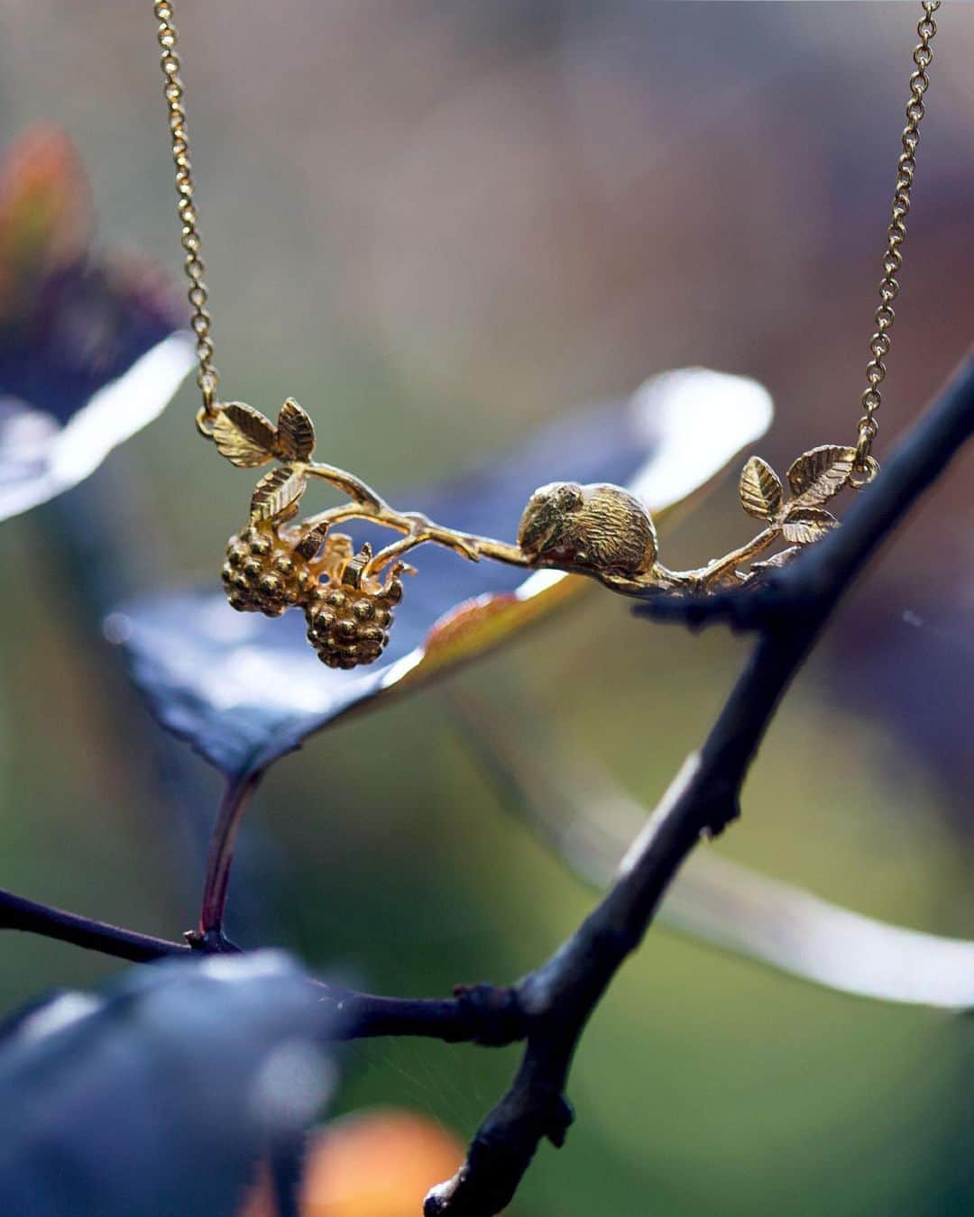 のインスタグラム：「A little harvest mouse rests on a branch of berries, in a necklace designed by Alex in collaboration with the RSPB @rspb_love_nature ❤️🐭✨⠀ ⠀ Alex's jewellery is inspired by his love of nature and the little creatures that can be found nestling within it all.🌿🥰 So when Alex was approached by the RSPB to create a capsule collection promoting animal conservation, it was a match made in heaven! Product Link in Shot🔗 ⠀ ⠀ #AlexMonroe #HandmadeinEngland #InspiredbyNature #RSPB #EthicallyMade #SustainableFashion #SustainableJewellery #Handmade」