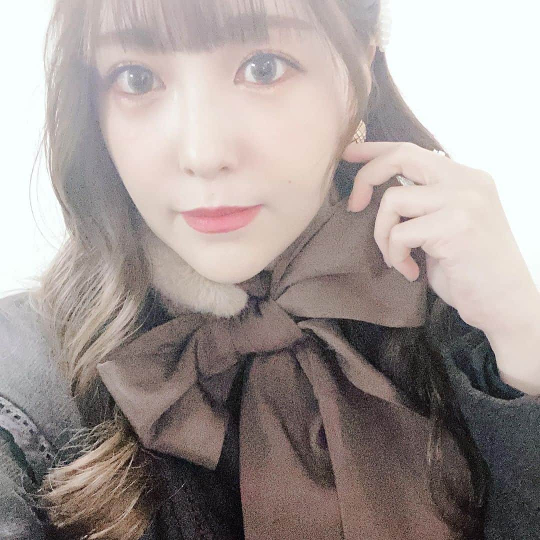 黒崎真音さんのインスタグラム写真 - (黒崎真音Instagram)「GOOD EVENING! . 今日はsheglitさんのコート着てる . リボンがうまく結べないから練習してるよ🎀 #sheglit」1月10日 19時31分 - maonkurosaki922