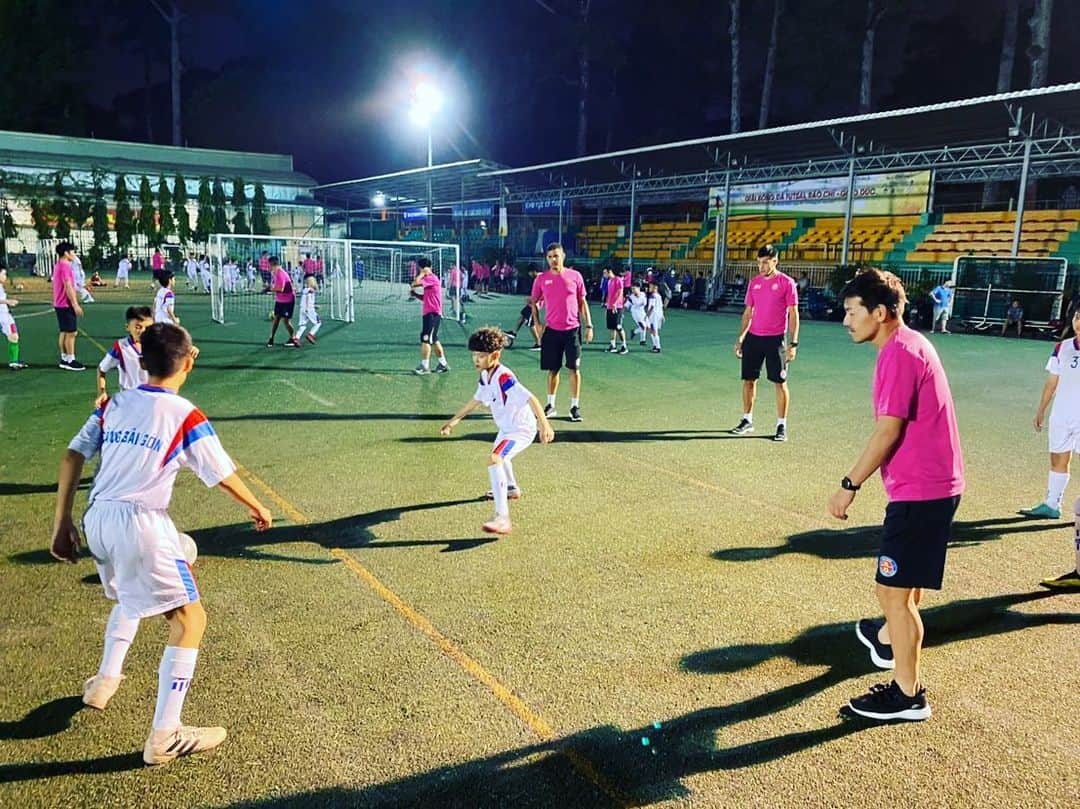 松井大輔のインスタグラム：「昨日はサッカー教室子供達と楽しみました。  I played soccer with my children yesterday.  #hochiminhcity  #ホーチミン  #saigonfc #saigon  #soccer #enjoy #play #楽しかった」