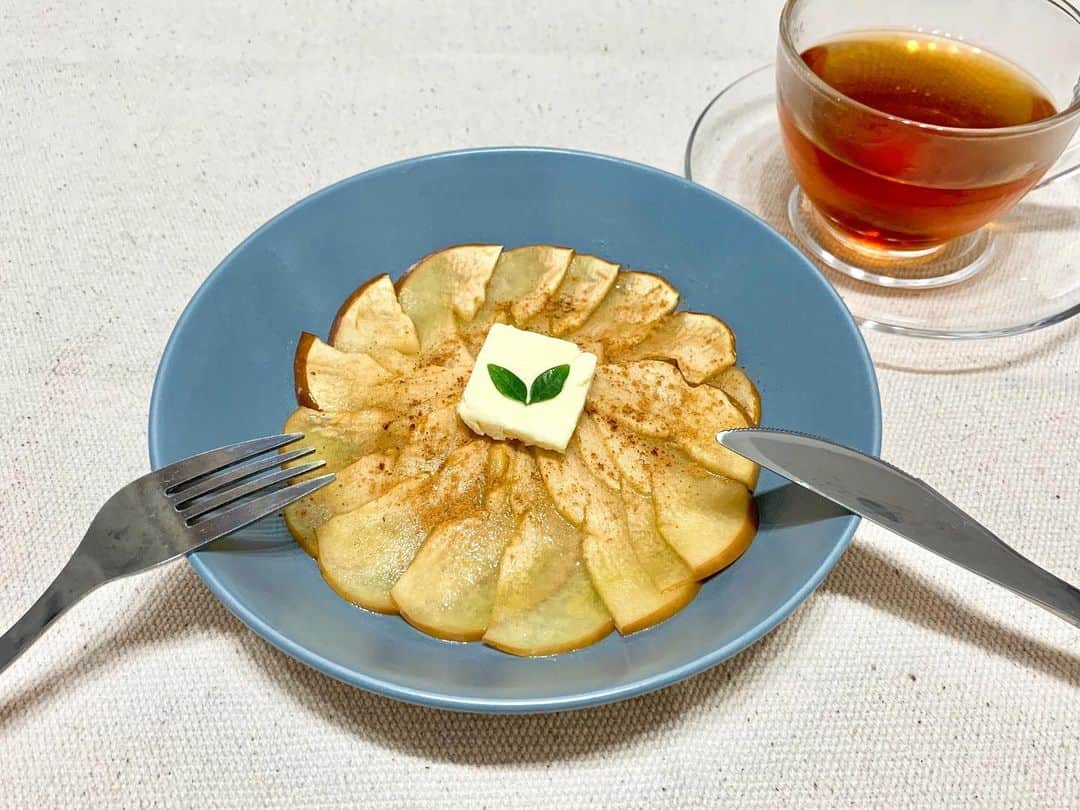 峰麻美のインスタグラム：「りんごはそのまま食べるより焼きりんごとかコンポートとか火を通した方が好きです🍎  #cooking  #dessert  #apple #bakedapples  #焼きりんご #どうにかして映えさせたい」