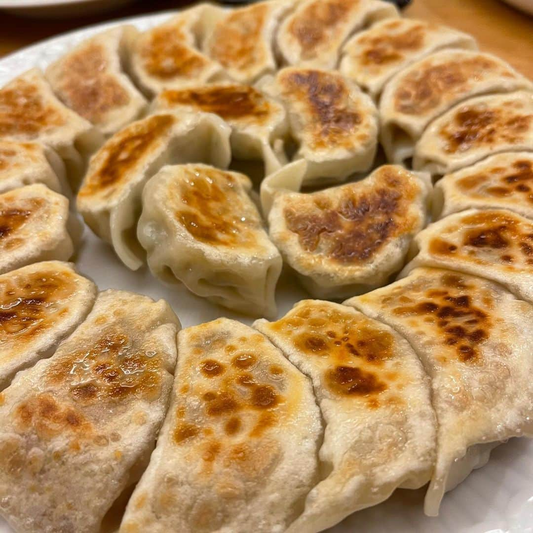 杉山愛さんのインスタグラム写真 - (杉山愛Instagram)「🥟餃子ナイト🥟 うちのメンズがキャベツも細かくみじん切りして、味付けも上手にして、美味しく焼いてくれました😋 私は食べる専門😆😆 最高の夜でした🌉」1月10日 19時31分 - aisugiyamaofficial