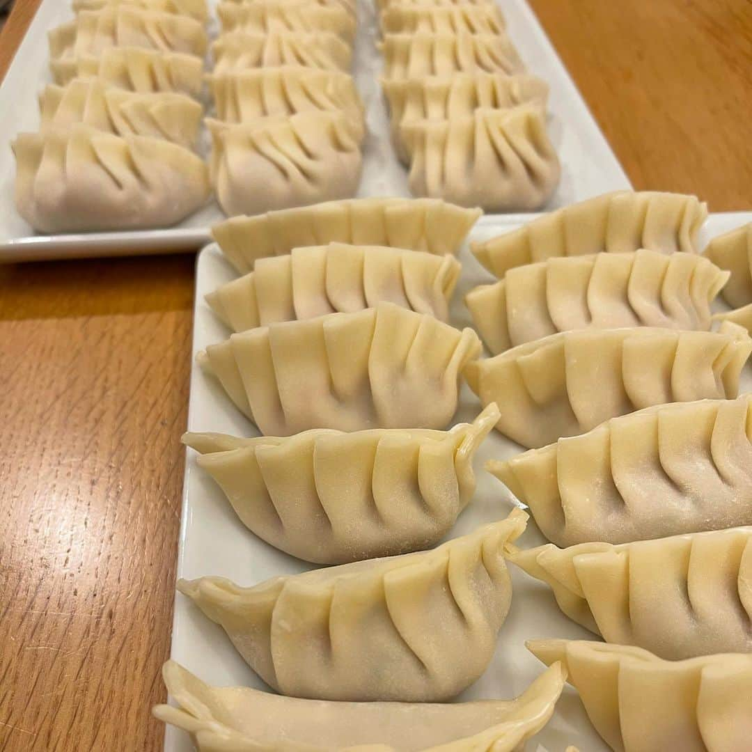 杉山愛さんのインスタグラム写真 - (杉山愛Instagram)「🥟餃子ナイト🥟 うちのメンズがキャベツも細かくみじん切りして、味付けも上手にして、美味しく焼いてくれました😋 私は食べる専門😆😆 最高の夜でした🌉」1月10日 19時31分 - aisugiyamaofficial