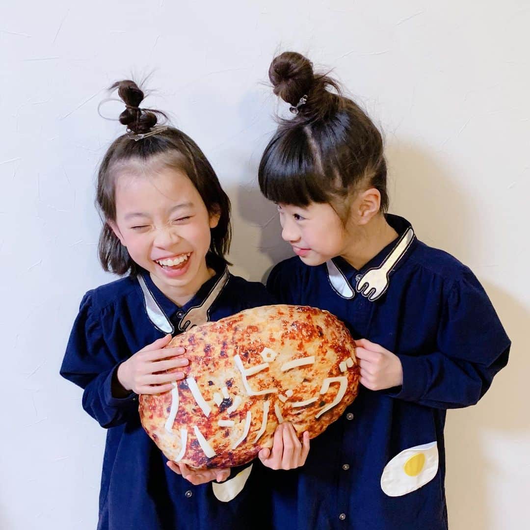 のインスタグラム：「#ハッピーハンバーグ  なクッション！ に、目玉焼き🍳なワンピース！  食べ物の妖精。  #キッズ #キッズコーデ #キッズファッション #ツインズ #ツインズコーデ #ふたご #ふたごコーデ #双子 #双子コーデ #おそろいコーデ #おそろコーデ #ハンバーグ」