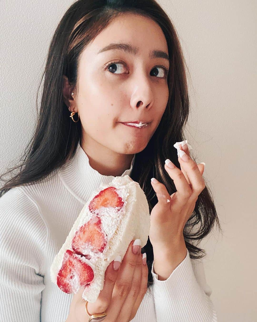 谷まりあさんのインスタグラム写真 - (谷まりあInstagram)「日曜日のおやつヴィーガンフルーツサンドイッチ🍓🤤 幸せそしてヘルシー🍓🎂 New nail は深めのフレンチネイル♥️ 📸by my sis   お皿も美しすぎておやつの時間がお家でもカフェでした☕️🤤」1月10日 19時44分 - mariaaaa728