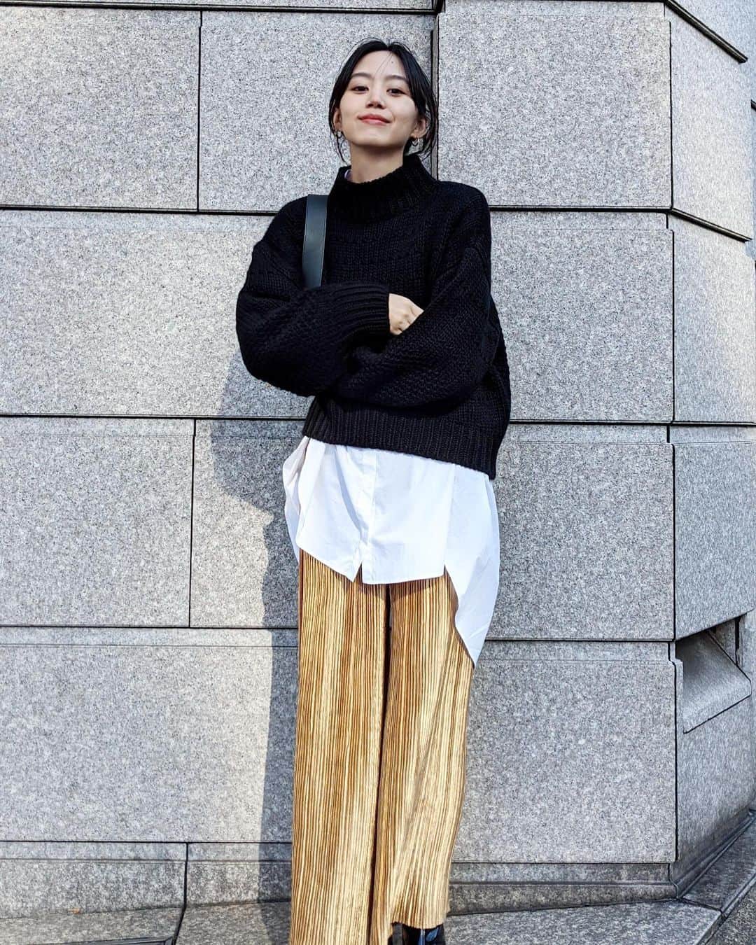 Shiho Sasakiのインスタグラム：「ニットを見せたくて コート脱いで撮ったんだけど 寒すぎてニヤついてる写真📸😂 2枚目はかろうじて撮れた真面目ver✌️ とにかくこのニットは編み地が可愛いの🧶 着心地もたっぷりしてるから、シャツとかとレイヤードも出来ちゃうよ✨ #私服 #MOUSSY#MOUSSYSNAP」