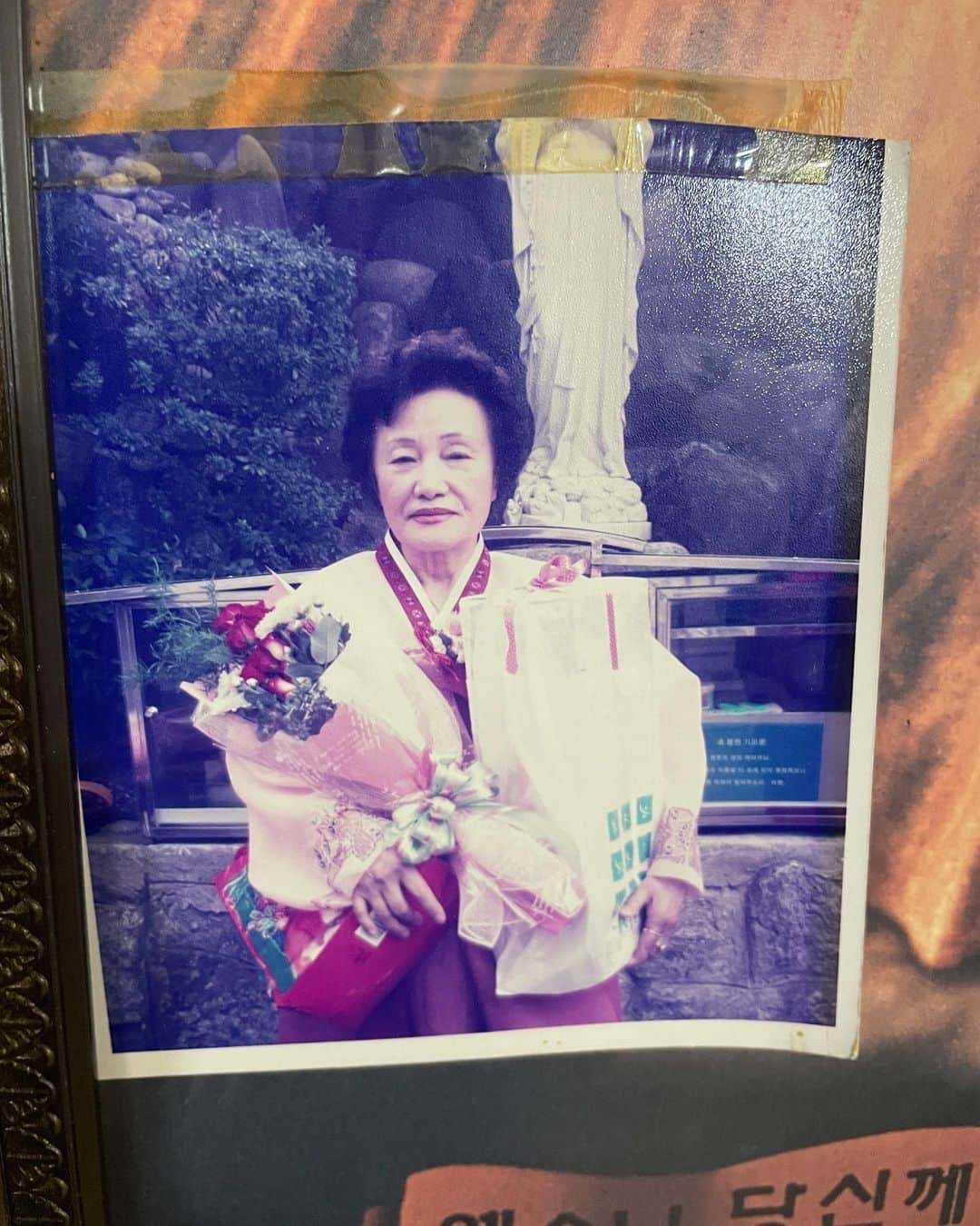 チェ・チャンヨプのインスタグラム：「처음 겪는 상에 외조모상이라 어찌할 줄 몰라 경황 없이 보낸 부고 문자에 조의를 표해 주신 모든 분들께 깊이 죄송하면서도 감사드립니다. 특히 제가 업무용 이외에 카카오톡을 쓰지 않는데, 만약 그쪽으로 연락주신 분이 계시다면 확인 및 답장을 드리지 못하는 점 정말 죄송하다는 말씀 인스타를 통해 대신 전합니다. 너른 양해 부탁드립니다.」