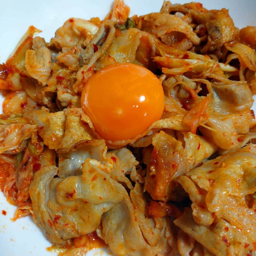 のインスタグラム：「本日のズボラ飯  豚キムチ卵黄のせ  すき焼き風卵とじ  美味しゅうございます。 #ズボラ飯 #自炊飯 #ドケチ飯 #プロレスラーが作る飯 #酒飲みの味」
