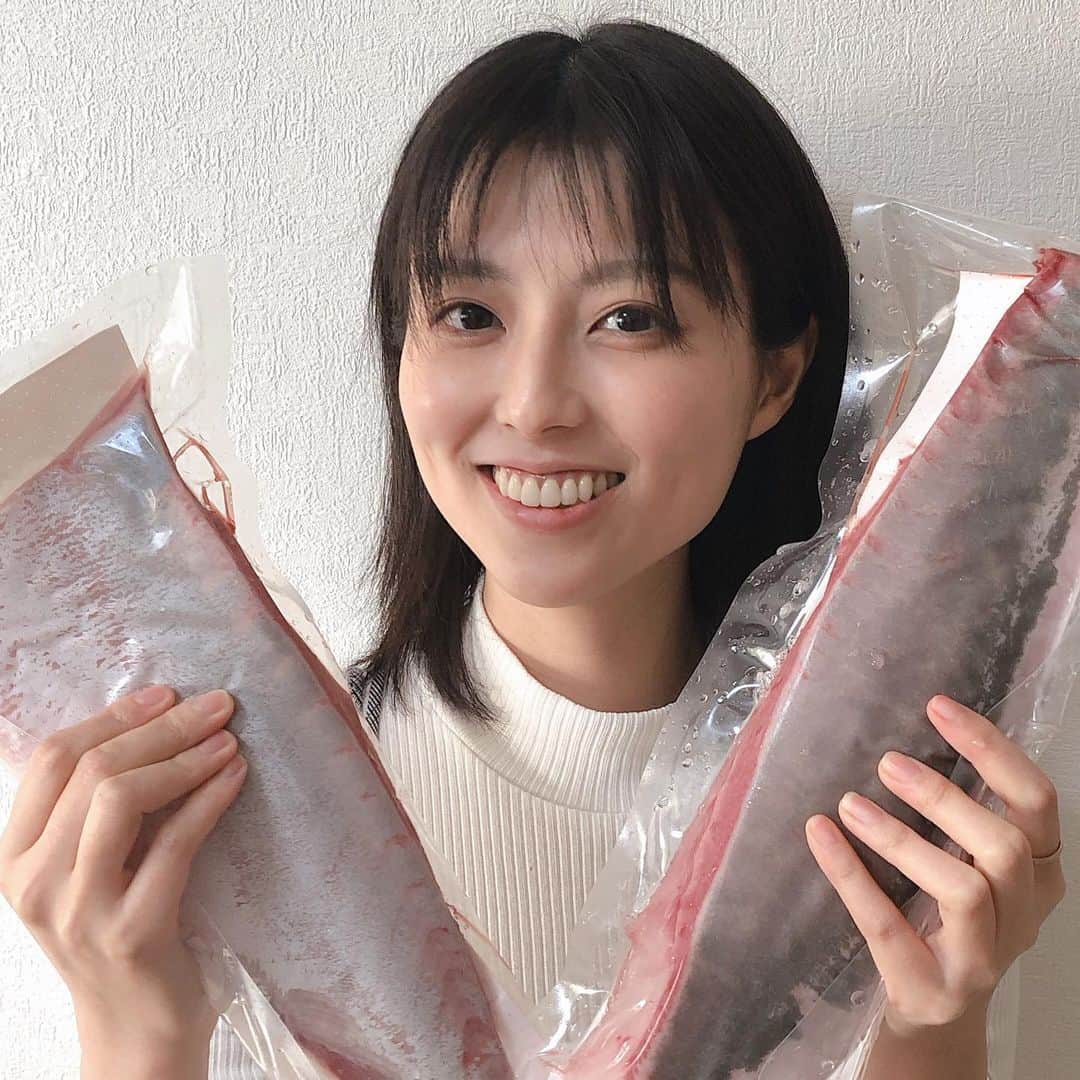 渋谷飛鳥のインスタグラム：「楽しみにしてたブリが届きました おおきーい！  おいしかった🥰🥰  #鰤　#鰤しゃぶ　#ぶり　#刺身 #高知かわうそ市場」
