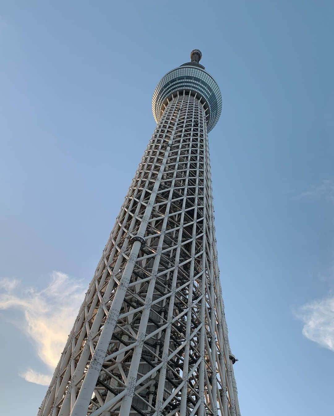 石田ゆり子さんのインスタグラム写真 - (石田ゆり子Instagram)「いつぞやの撮影。 なんだかぶりっ子な顔して 恥ずかしいですが。 そしてスカイツリーの大きさに 改めて圧倒された日でもありました。 BIGの撮影は、大胆かつ細やかに行われます。 中川家のお二人に会えて嬉しかったな。 いつも楽しい撮影をありがとうございます。」1月10日 19時53分 - yuriyuri1003