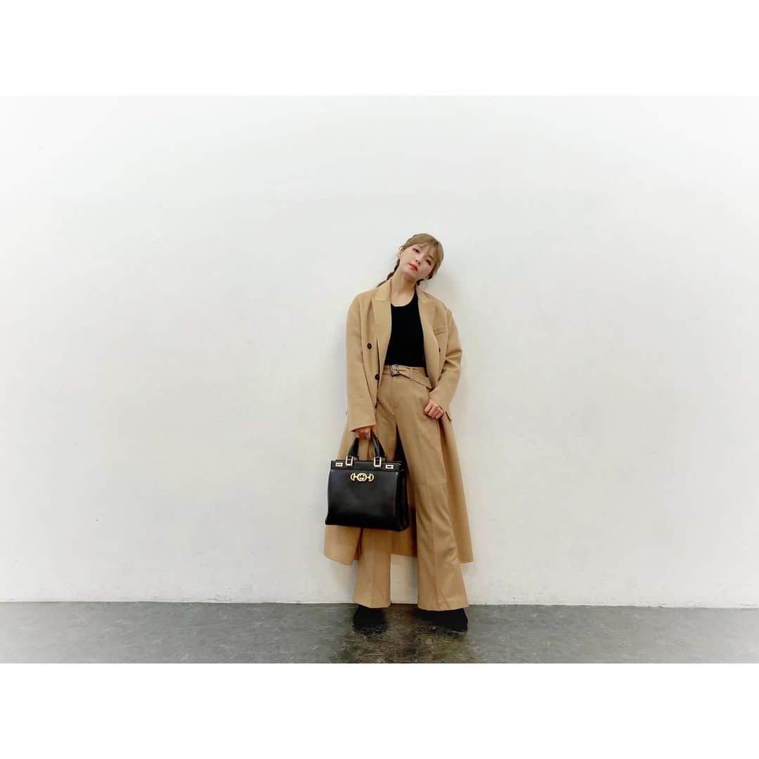 宇野実彩子さんのインスタグラム写真 - (宇野実彩子Instagram)「.﻿ アップし忘れていたある日の私服😉👗﻿ スラックス×ロングコートは、できる女風なかっこいいシルエットで好きだな💁‍♀️﻿ コートは両親と買い物に行った時に一緒に選んだものです♥️﻿ ﻿ #coat @prada ﻿ #tops #pants @lavanda.jp ﻿ #bag @gucci ﻿ #boots @louboutinworld ﻿」1月10日 19時52分 - misako_uno_aaa