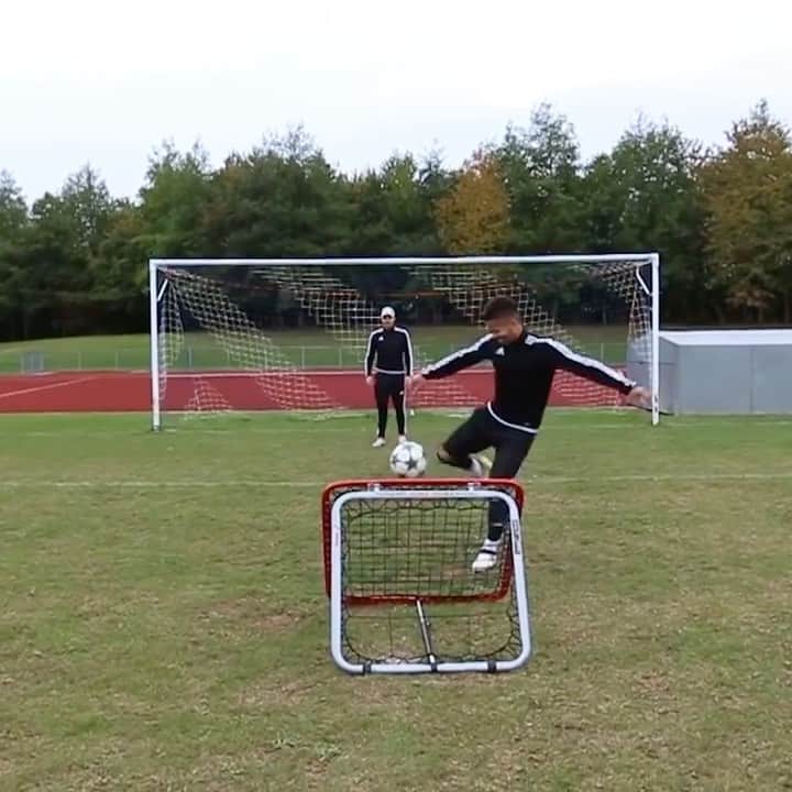 F2Freestylersのインスタグラム：「“Just call me Mesut” 🎯😂  Wait until the end.....Assist✖️2️⃣  @m10_official   #assist」