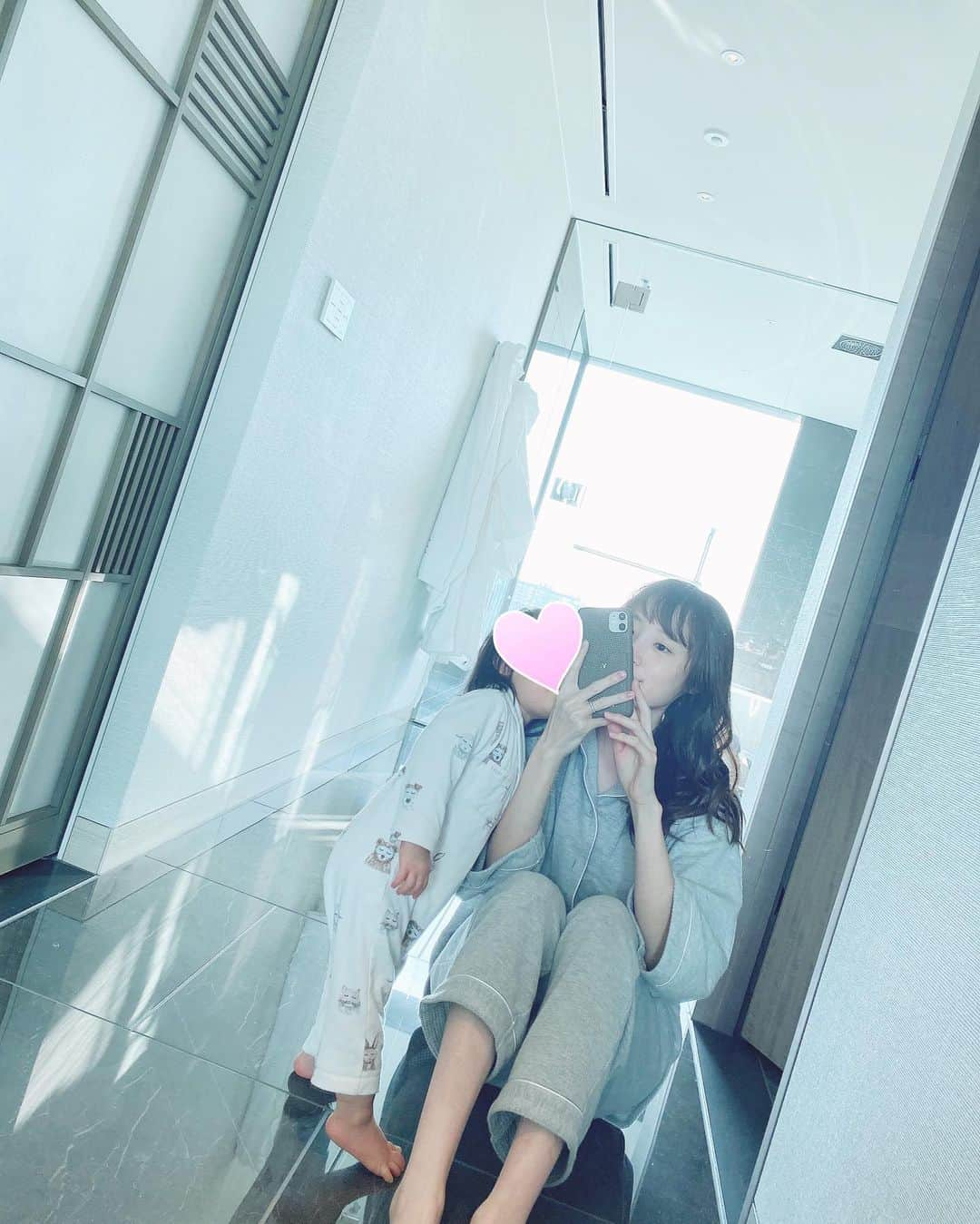 小林真由さんのインスタグラム写真 - (小林真由Instagram)「9月にopenした @fsotemachi へ。 モダンで素敵なホテル✨ レイトチェックアウトにして翌日もゆっくりお部屋で過ごせました。今までとホテルの使い方が変わったなぁ。  子供用のアメニティも豊富で子連れに嬉しかったです🥺  　  #去年のこと #ファッション #コーデ #ママコーデ #女の子ママ #男の子ママ #ママライフ #コーディネート #2歳 #生後5ヶ月 #ベビー #二人育児 #ホテル #フォーシーズンズ ホテル #大手町 #旅行 #フォーシーズンズホテル」1月10日 19時46分 - mayukobayashii