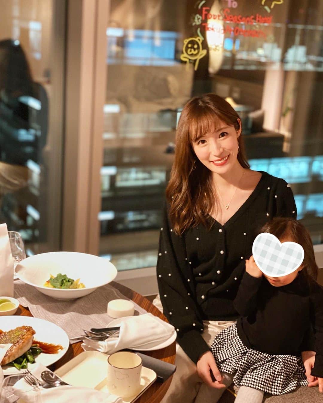 小林真由のインスタグラム：「9月にopenした @fsotemachi へ。 モダンで素敵なホテル✨ レイトチェックアウトにして翌日もゆっくりお部屋で過ごせました。今までとホテルの使い方が変わったなぁ。  子供用のアメニティも豊富で子連れに嬉しかったです🥺  　  #去年のこと #ファッション #コーデ #ママコーデ #女の子ママ #男の子ママ #ママライフ #コーディネート #2歳 #生後5ヶ月 #ベビー #二人育児 #ホテル #フォーシーズンズ ホテル #大手町 #旅行 #フォーシーズンズホテル」