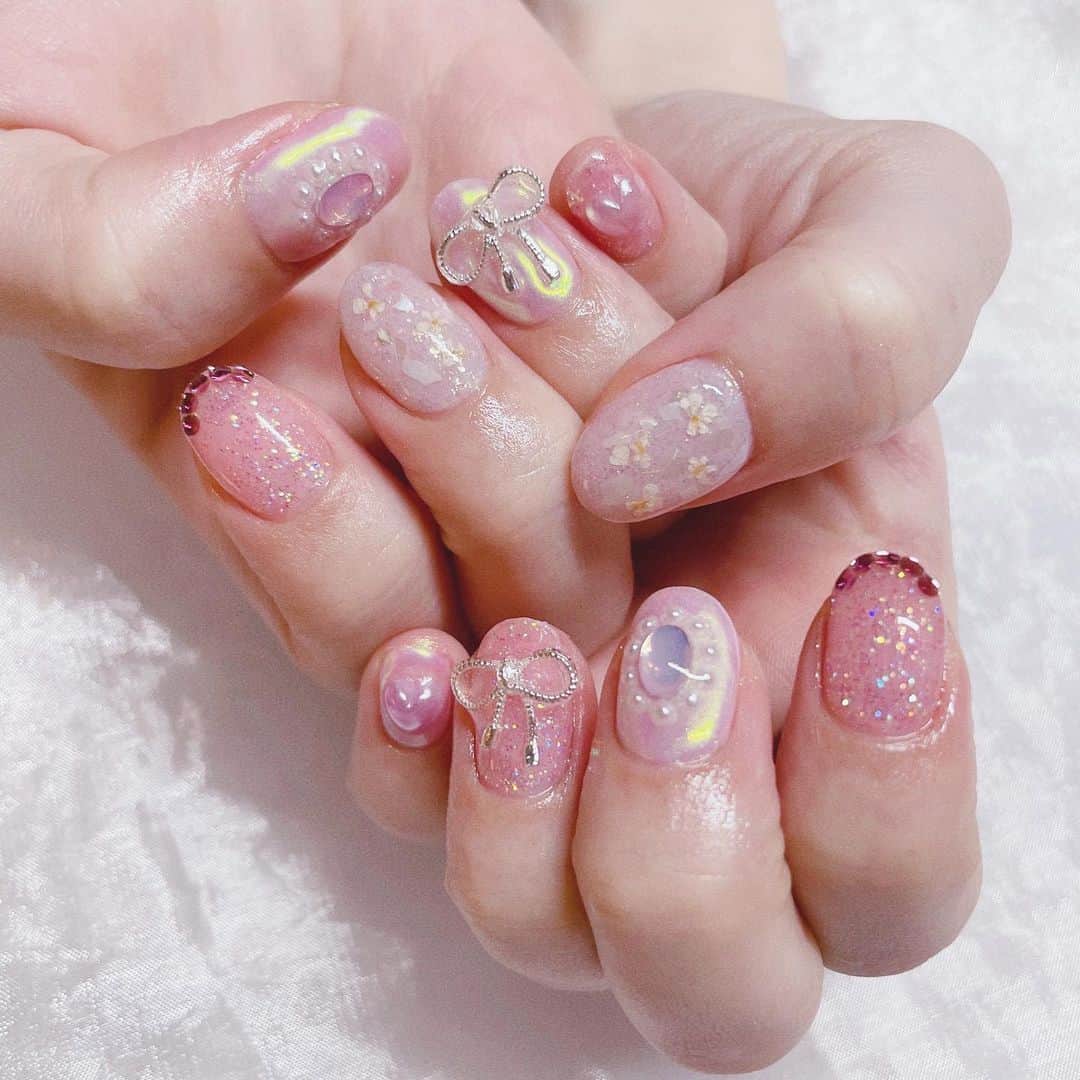 小倉月奏のインスタグラム：「♥︎ ・ ・ Lovl nail ( @mitsu.lovl ) ・ 転校少女* 2nd single 「春めく坂道」3/31 release に合わせて春めくネイルを🌸 ・ みつさん(担当の方)曰く、 〜さくらフラペチーノ〜って ネーミングらしいです🎀スタバ感 ・ #lovlnail #nail #lovl #shibuya #harajuku #sakura #cherryblossom  #ネイル #渋谷 #桜 #桜ネイル」
