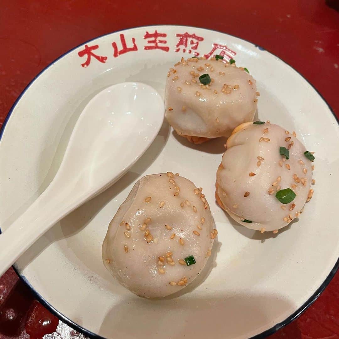 たまたまこのインスタグラム：「自由が丘散策2軒目は焼きショーロンポー♡ 中は肉汁たっぷりで美味しい〜〜！」