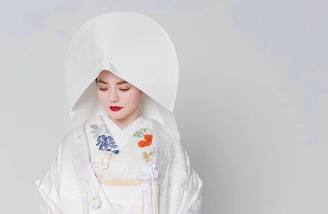 のインスタグラム：「News 　 コロナ禍で悩める花嫁様へ Dresses × JUNOの スペシャルフェアのご案内でございます🕊  経験豊富な神社挙式プランナーが 神社挙式や挙式後の会食会に関するお悩みやご相談を承ります 　 また、人気投票で選ばれた Dresses限定和装コーディネートもご試着できます 　 　 ◆2021/01/16 sat 　10:00〜,13:00〜,16:00〜  ◆2021/01/30 sat 　10:00〜,13:00〜,16:00〜  ◆2021/01/31 sun 　10:00〜,13:00〜,16:00〜  　 フェア参加特典もご準備してお待ちしております🌿  期間限定の特別なフェアとなりますので 是非この機会にご参加くださいませ  お問い合わせはこちらまで @dresses_wakon   #ブライダルフェア #ドレッシーズ #dresses神社 #dresses神社婚 #神社婚 #和装婚 #白無垢 #色打掛 #紋付袴 #結婚式 #家族婚 #少人数結婚式  #少人数婚 #少人数ウェディング  #junowedding #junodress #bridalfair」
