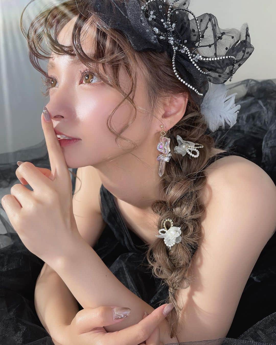 堀井大輔のインスタグラム：「#だいぺいコンビ  ・ 名古屋は明日が成人式👘 ・ 明日は6時からスタート🙌 誰よりも可愛いスタイル作ります✨ ・ ・ 𝑚𝑜𝑑𝑒𝑙 @sai__ari  ℎ𝑎𝑖𝑟/𝑝ℎ𝑜𝑡𝑜 @daisuke_5511  ℎ𝑎𝑖𝑟 𝑎𝑐𝑐𝑒𝑠𝑠𝑜𝑟𝑦 @laralaura73  𝑒𝑎𝑟𝑟𝑖𝑛𝑔 @cerise_and_  ・ ・ #クラウンヘアー#天白区#名古屋 #名古屋美容師 #美容師 #ヘアセット#セット#ヘアアレンジ #プレ花嫁 #作品撮り #ウェディングドレス #ホリーマジック #ホリージョ撮影 #ホリージョ #2021秋婚 #2021春婚 #2021夏婚 #全国のプレ花嫁さんと繋がりたい #ウェディングニュース #コテ巻き #巻き髪 #ゼクシィ2021 #アップスタイル #まとめ髪 #おだんご #編みおろし #Dressy花嫁 #プラコレ ￼ 	◦」