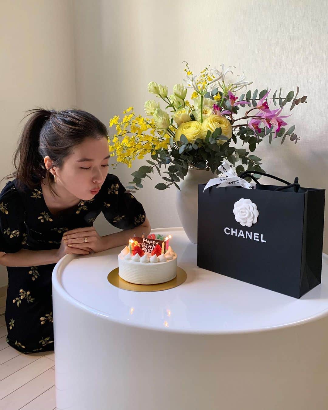吉竹美聡のインスタグラム：「おかげさまで今年も健康で楽しく誕生日を 迎えることができました🕊 そばにいてくれる大切な人の存在や 日々の有り難みを年々強く感じるようになりました。 自分で言うのもなんだけど 良い歳の重ね方をしているんだなとも思います。  更に昨日の夜からバースデーディナーの仕込みを してくれている主人が花束にケーキやプレゼントまで 用意してくれていて感激が溢れます。。 出会った頃から 今も変わらず大切にしてくれてありがとう！！  新しい年齢の日々も楽しみ✨✨ いつもInstagramやオンラインサロンを 見てくださっている皆さまもありがとうございます🎀  #mybirthday #27歳 🎂」